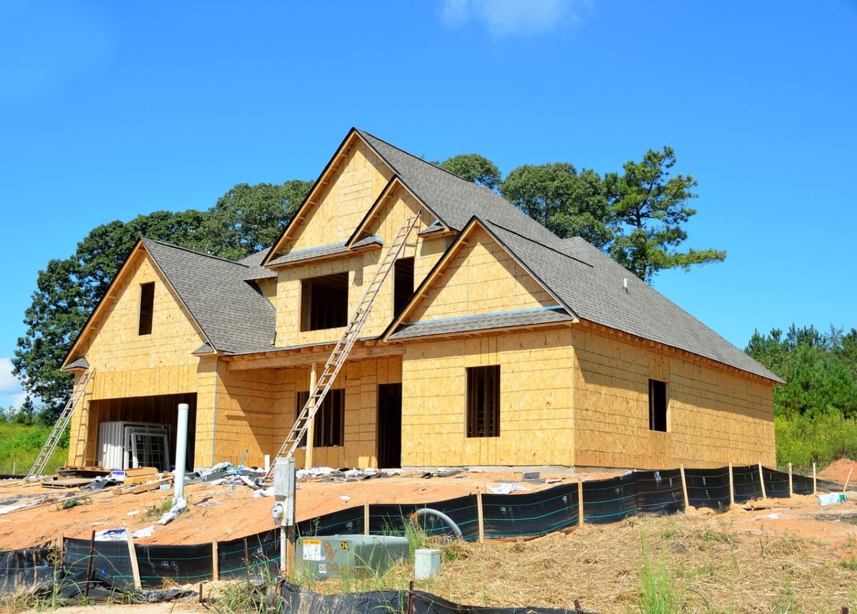Ściśle z obowiązującymi przepisami nowo tworzone domy muszą być oszczędnościowe.